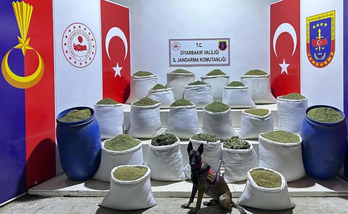 Diyarbakır'da uyuşturucu operasyonunda tonlarca esrar ele geçirildi
