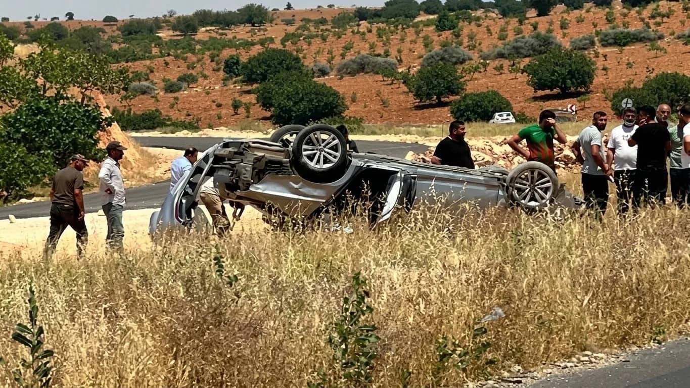Şanlıurfa'da refüje çarpan otomobildeki 3 kişi yaralandı