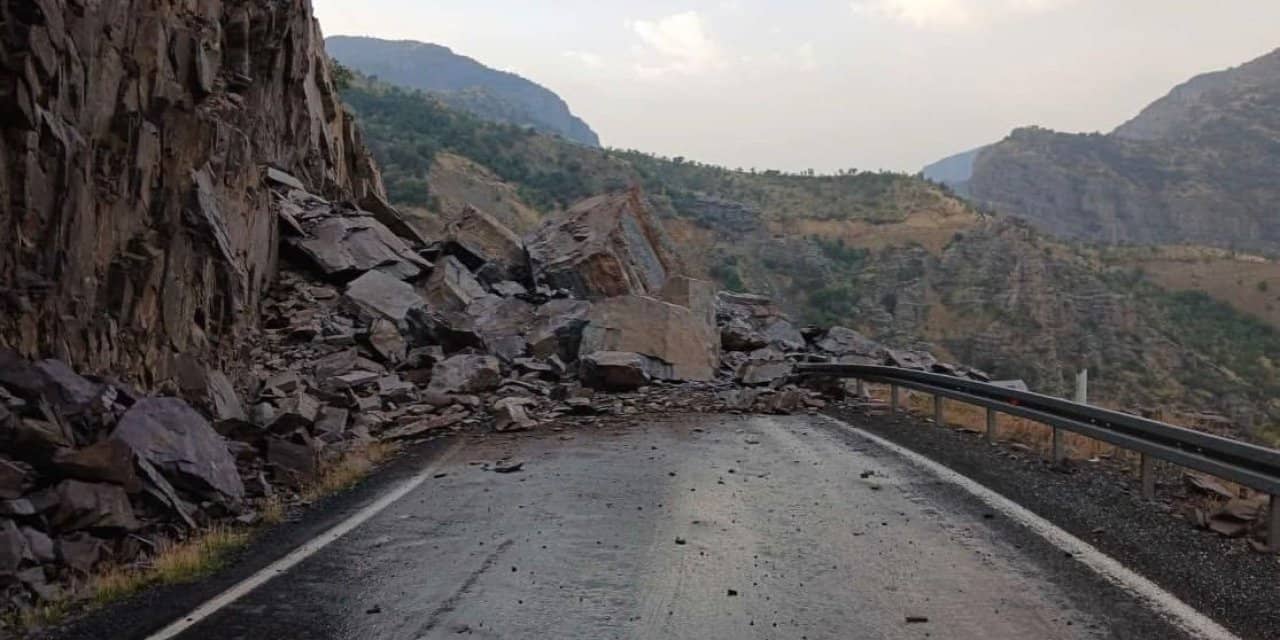 Şırnak'ta kaya düşmesi nedeniyle yol ulaşıma kapandı