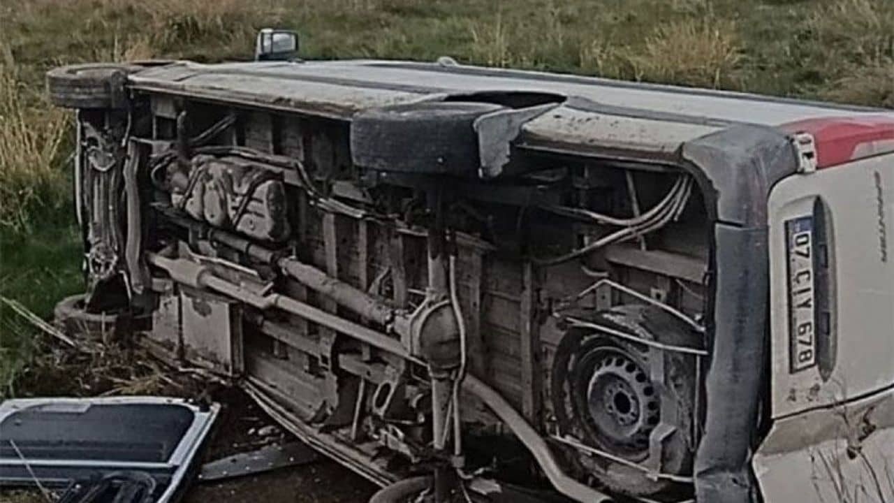 Van'da minibüs devrildi: 6 kişi yaralandı