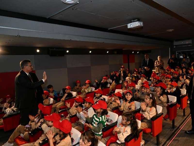 Vali Baruş, TRT Sinema Tırı’nı Ziyaret Etti