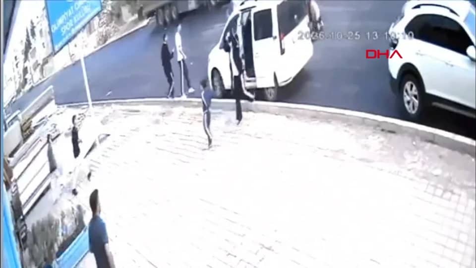 Mardin'de Otomobilin Araçtan İnen Çocuğa Çarpma Anı Kamerada