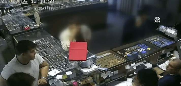 Sakarya'da kuyumcuları dolandıran 2 şüpheli tutuklandı