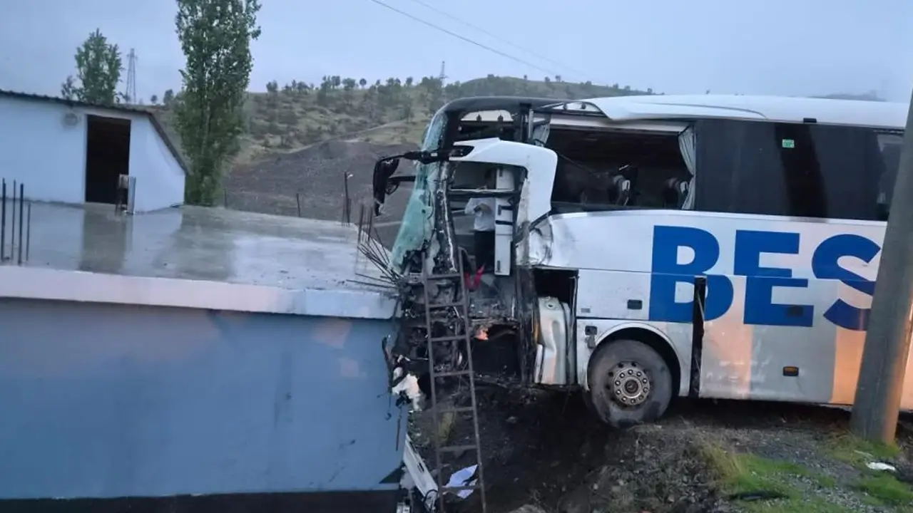 Şırnak'ta otobüs ile tır çarpıştı: 1 ağır 15 yaralı