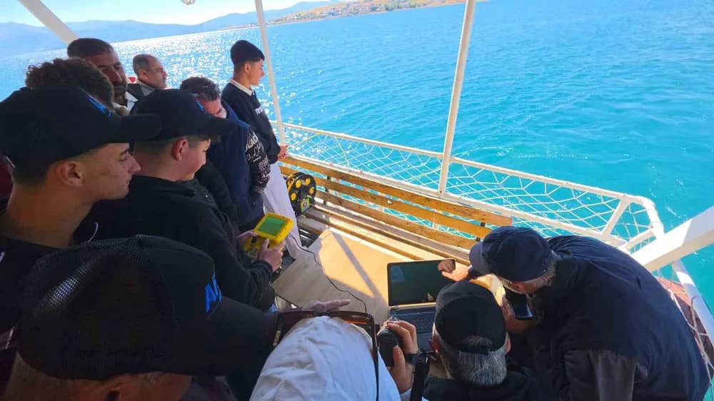 Gençler insansız su altı robotlarıyla Van Gölü'nün derinliklerini inceledi