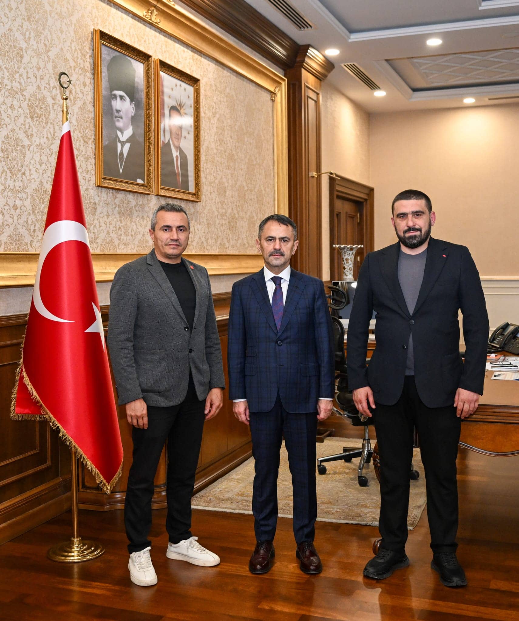 İzmit Akpınar Mahalle Muhtarı Kenan Obuz ve İş İnsanı Mustafa Murat Öter’den Vali İlhami Aktaş'a Ziyaret