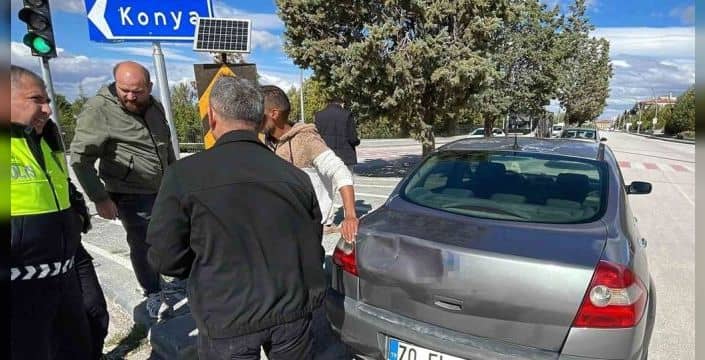 Karaman'da kaçan at seyir halindeki otomobile çarptı