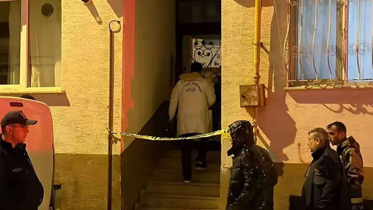 Evinde biçaklanan kişi hayatini kaybetti