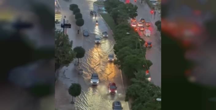 Mersin'de sağanak yağış ulaşımı olumsuz etkiledi