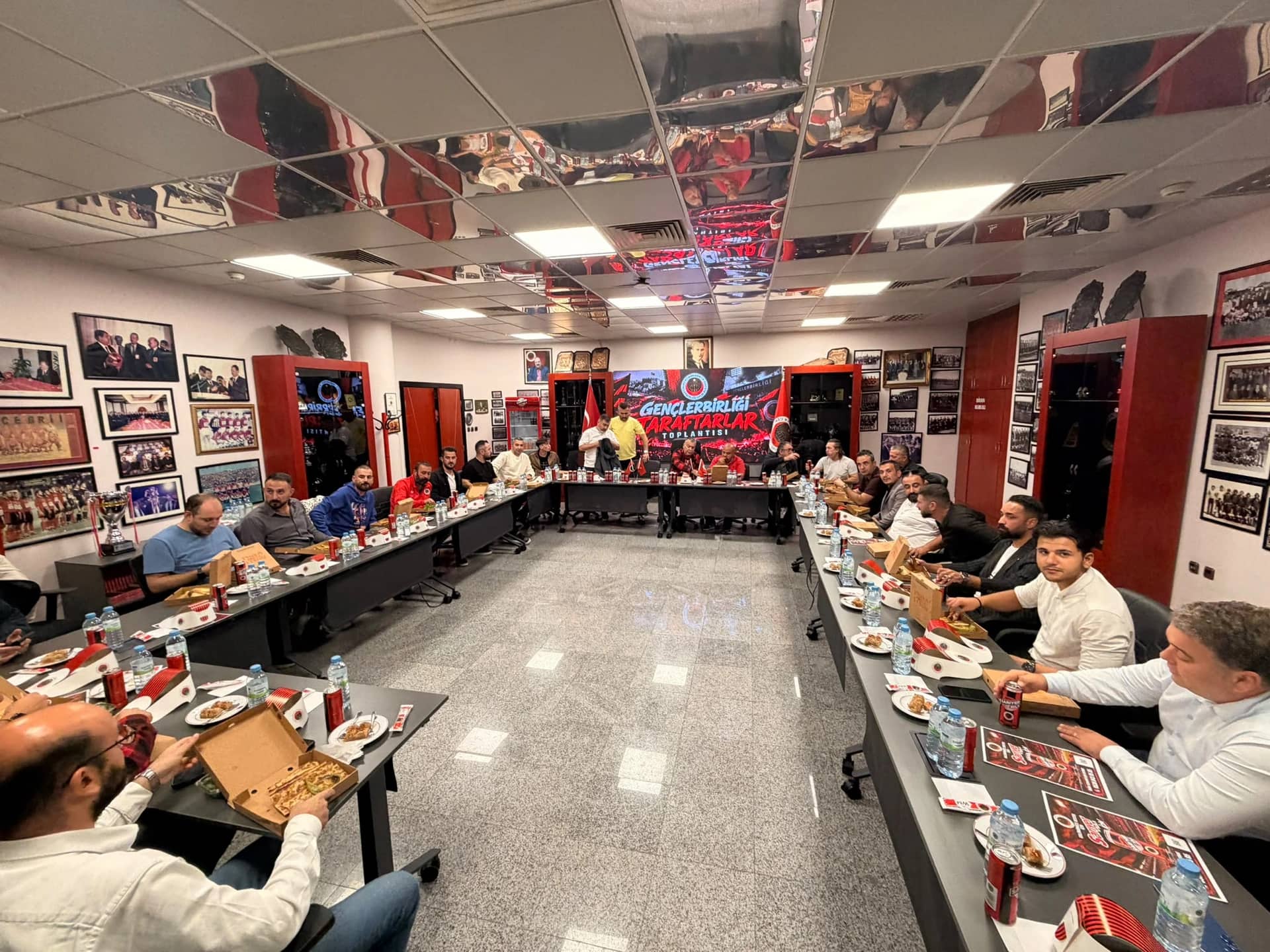 Yönetimimiz ve Taraftar Gruplarımız Amed SF Maçı Öncesi Bir Araya Geldi