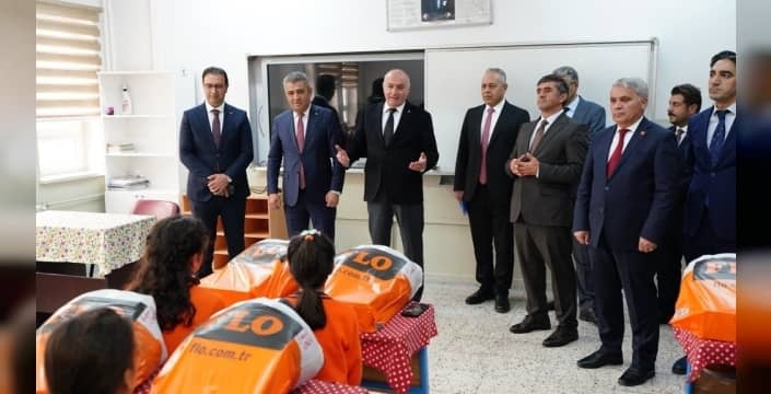 Erzurum'da öğrencilere kışlık giysi yardımı yapıldı