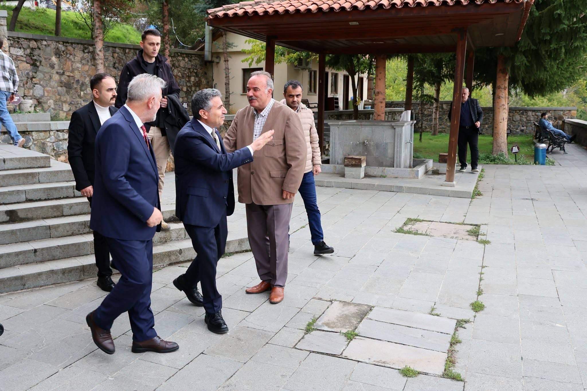 Valimiz Cevdet Atay Sultan Süleyman Han Camii Avlusunda Vatandaşlarla Hasbihal Etti