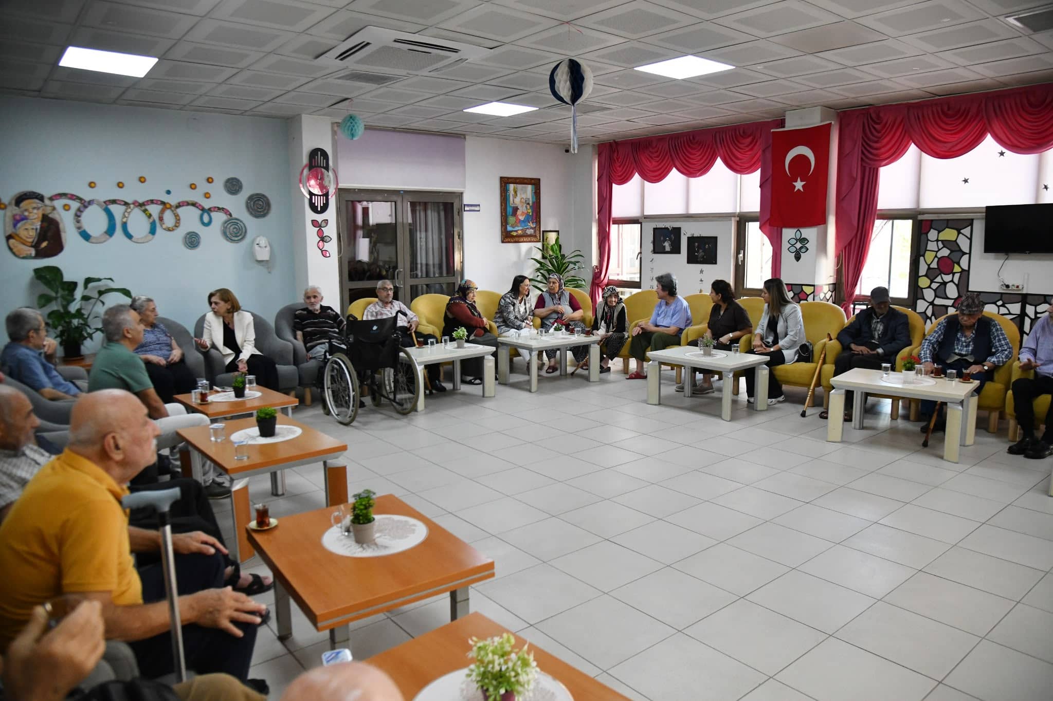 Mersin Valisi Atilla Toros’un Eşi Dudu İrem Toros Hanımefendi, Erdemli Huzurevi Yaşlı Bakım ve Rehabilitasyon Merkezini Ziyaret Etti