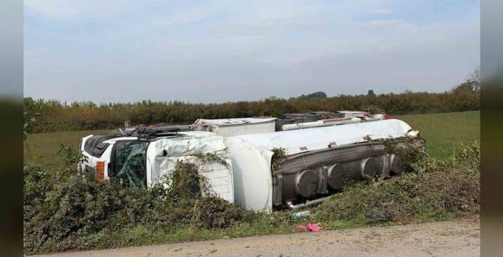 Düzce 1. OSB yolunda benzin yüklü tanker devrildi, yol trafiğe kapatıldı