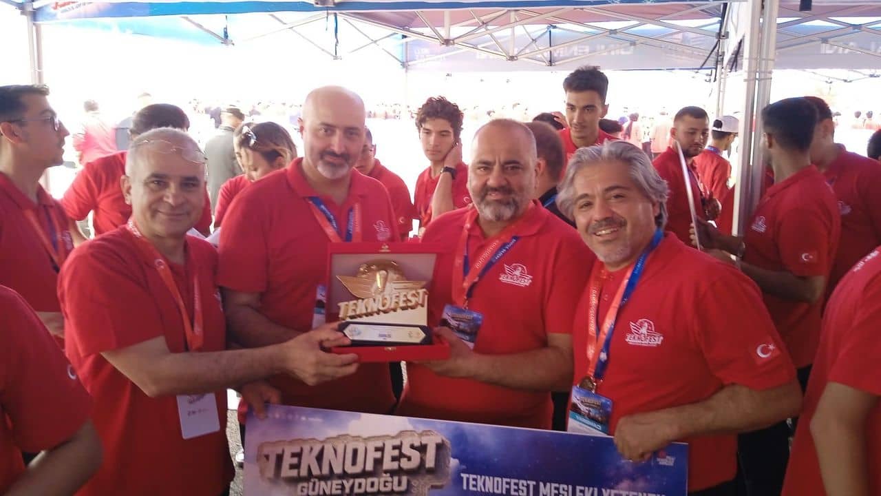 Uşaklı teknisyenler TEKNOFEST otomasyon yarışmasında şampiyon oldu