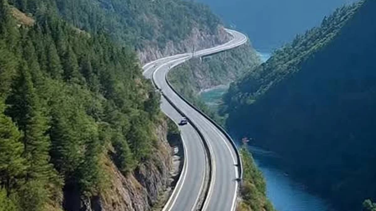 Artvin'de sel hasarları nedeniyle ulaşım kontrollü sağlanıyor