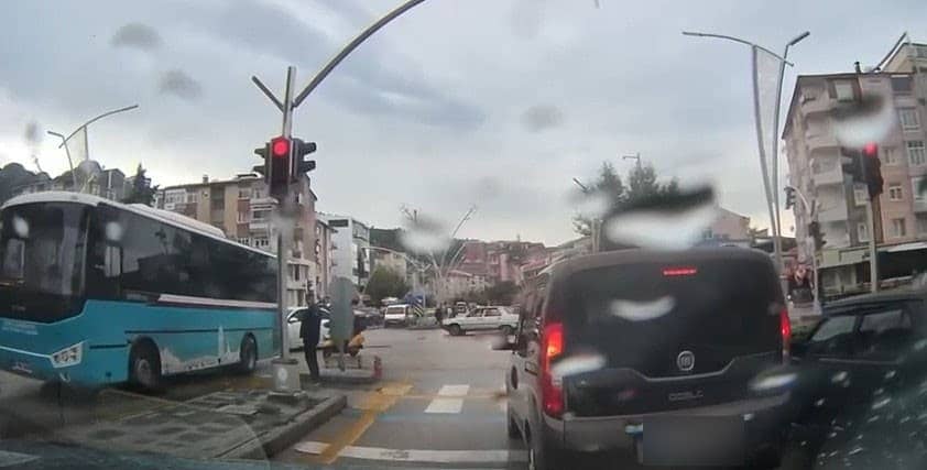 Tokat'ta ambulansa yol açmayan sürücüye diğer vatandaşlar tepki gösterdi