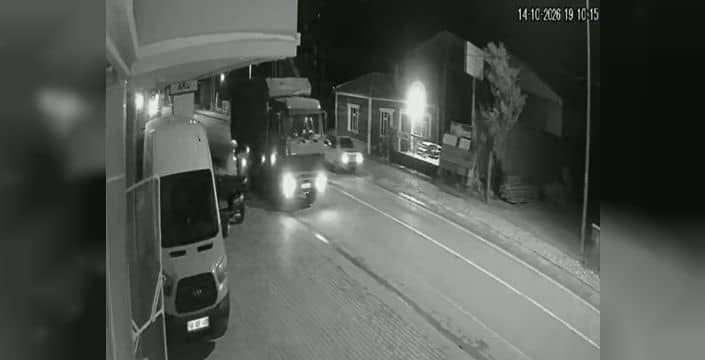 Aksaray'da arıza yapan kamyona çarpan otomobilin sürücüsü yaralandı