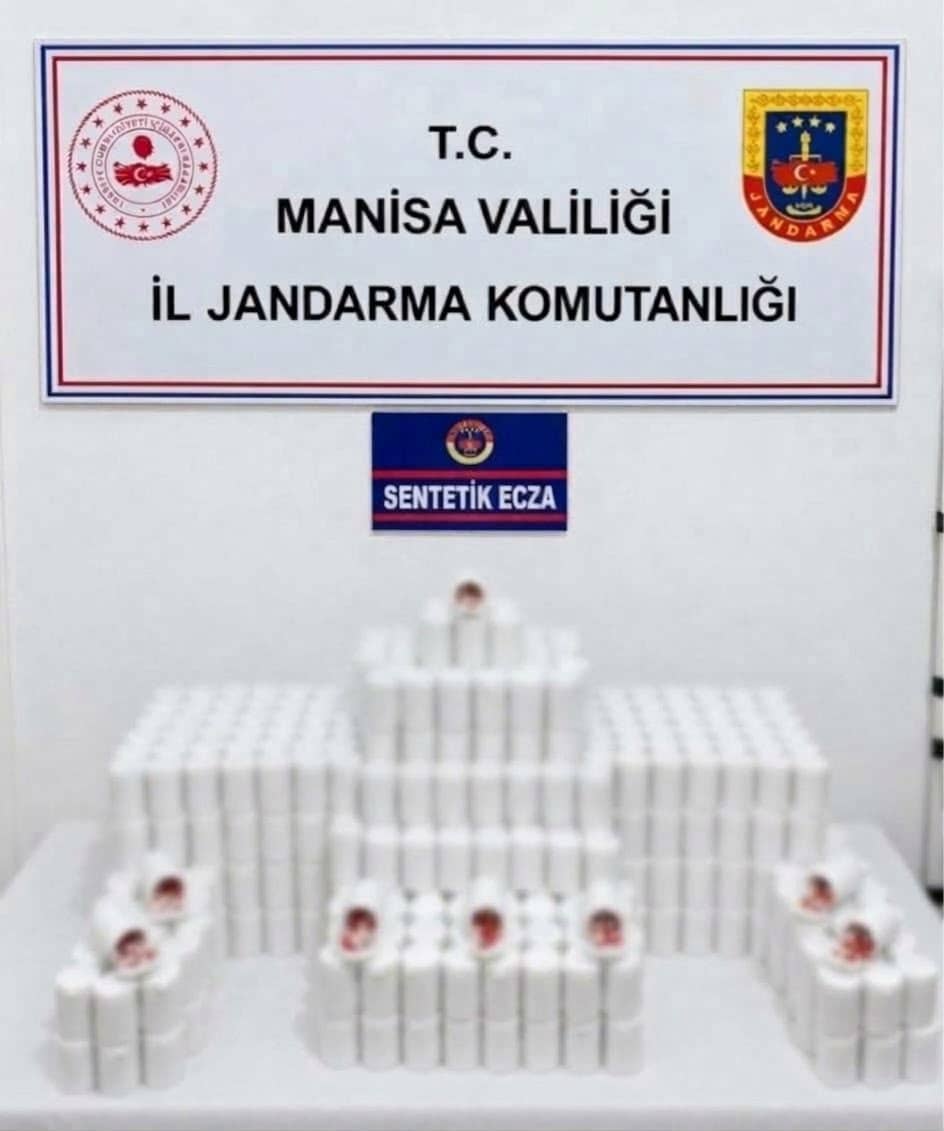 Manisa'da uyuşturucu baskını: Binlerce sentetik ecza yakalandı