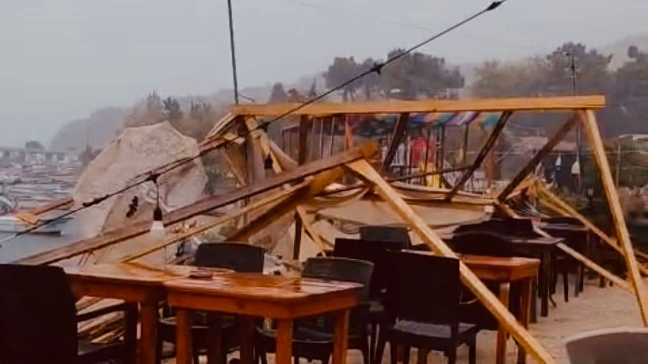 Bartın'da şiddetli fırtına: Dalgalar 6 metreyi buldu, yol kapandı