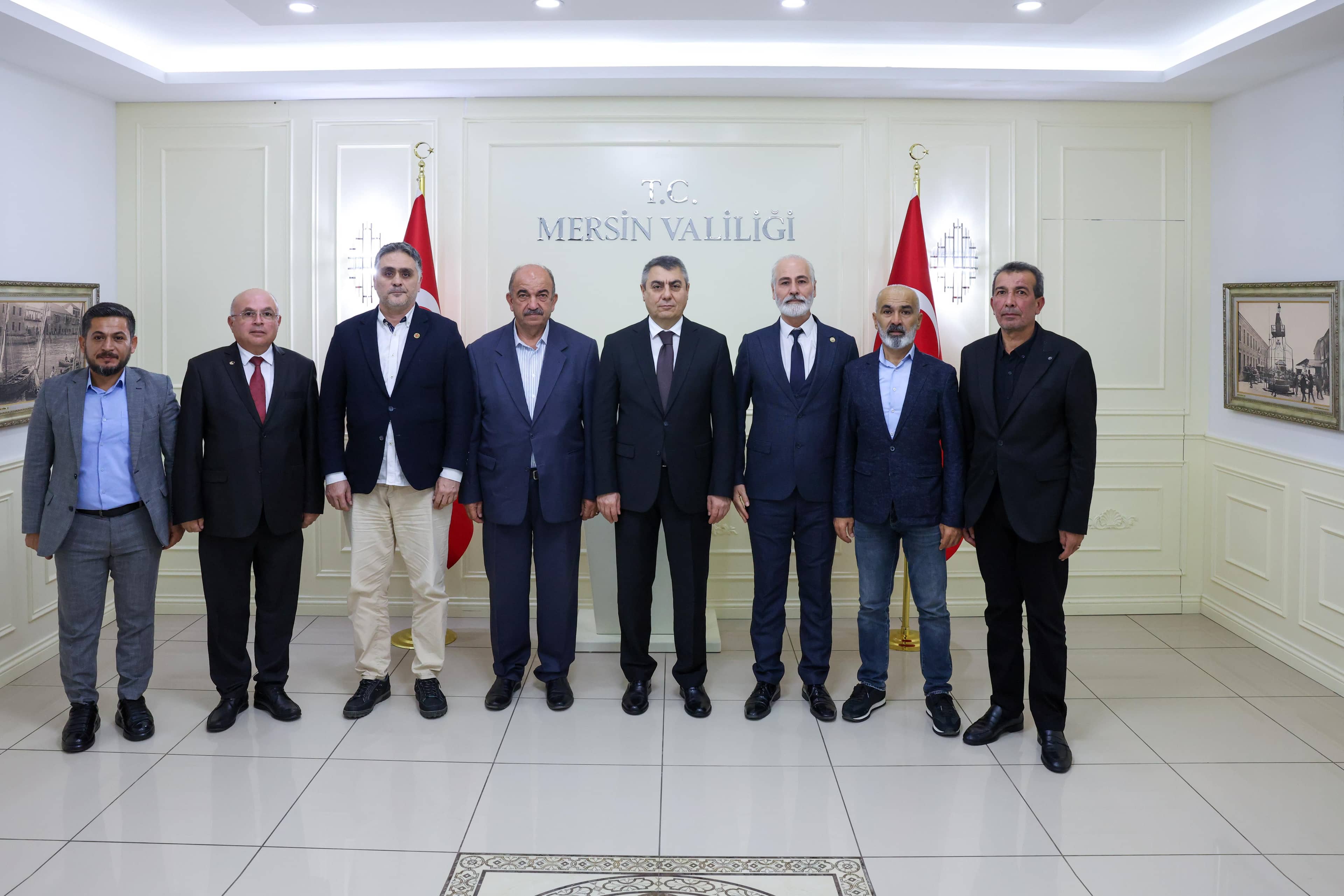 Mersin Valisi Atilla Toros, 19 Ekim Muhtarlar Günü Dolayısıyla İdare ve Denetim Müdürü Mehmet Akdoğan ve Muhtarlardan Oluşan Heyet ile Görüştü