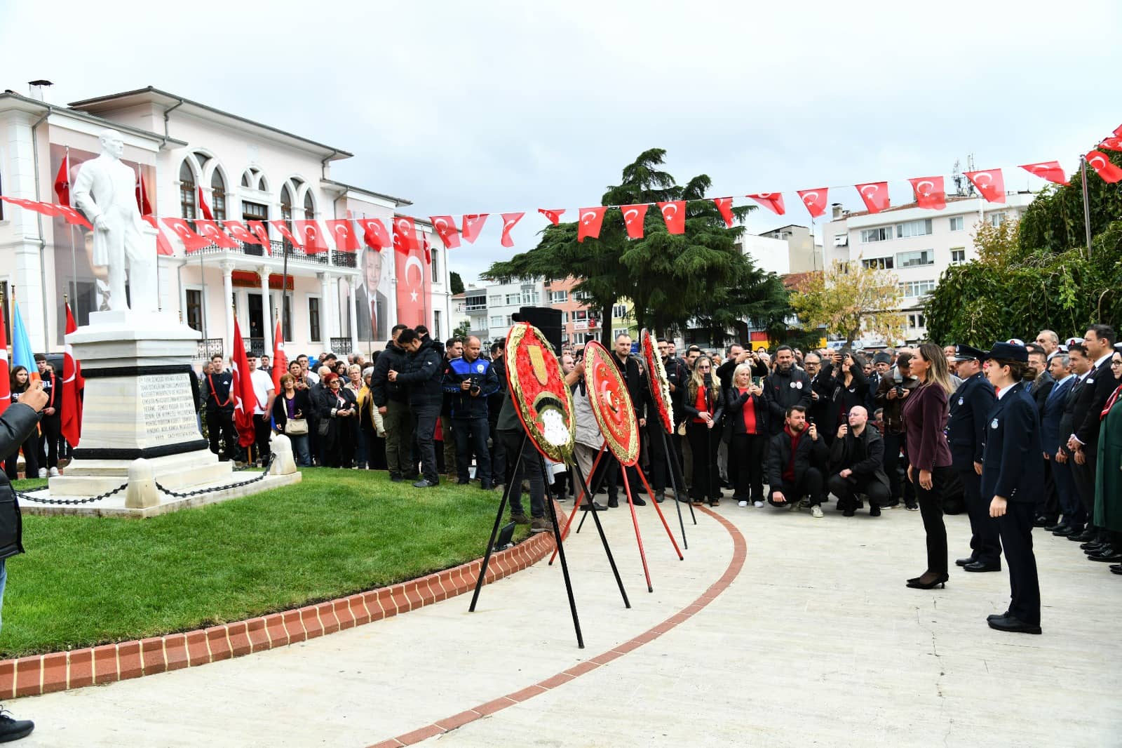 Tekirdağ'da 29 Ekim Coşkusu Atatürk Anıtı'na Çelenk Sunumuyla Başladı