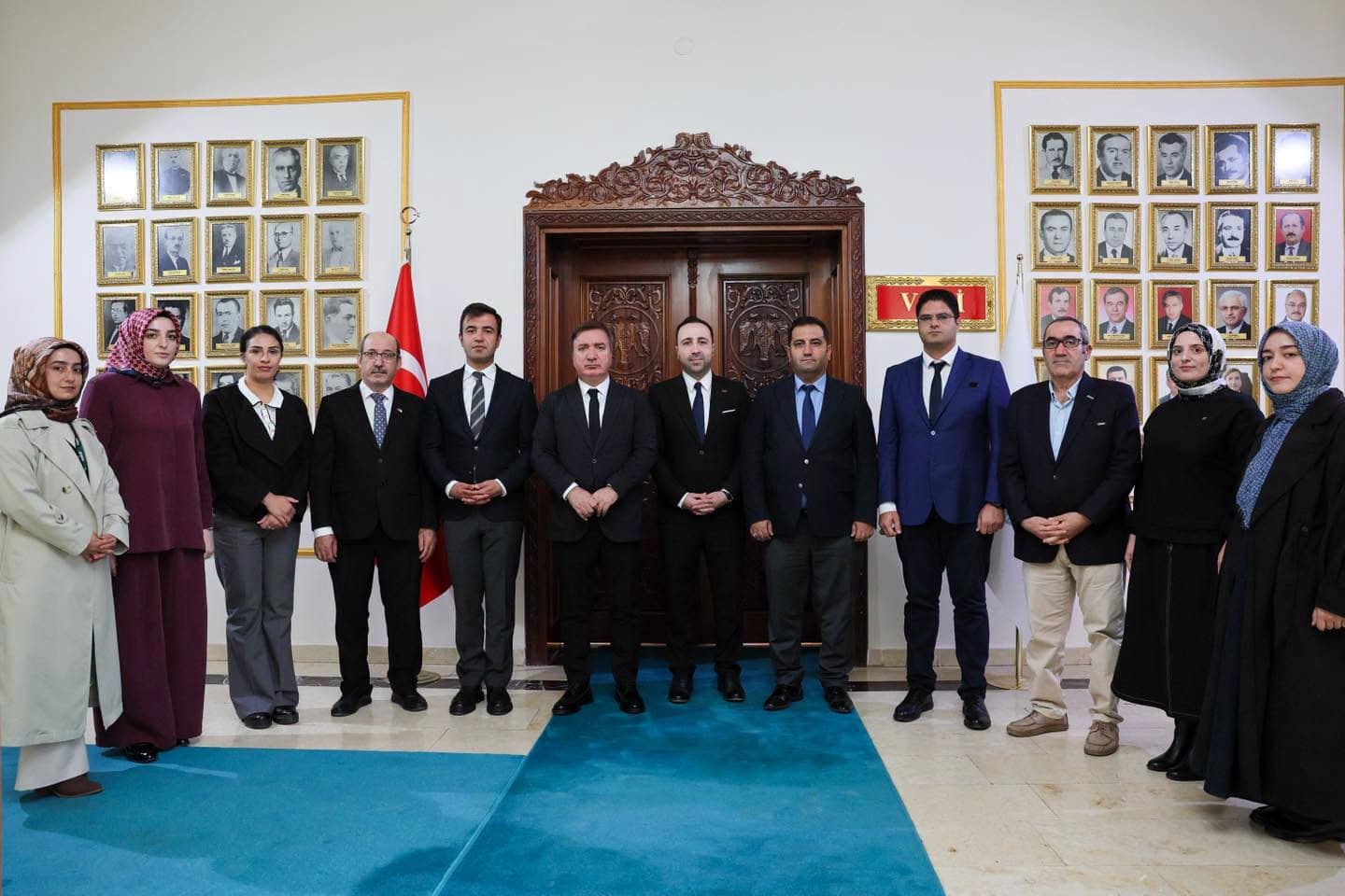 Yeşilay Erzincan Şube Başkanı Sayın Bilal Selçuk ve yönetim kurulu üyeleri, Valimiz Sayın Hamza Aydoğdu’yu ziyaret ettiler.