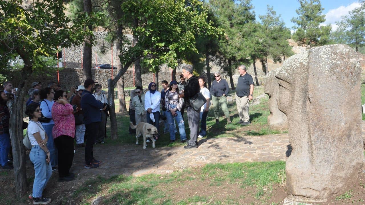 Uluslararası arkeologlar Yesemek ve höyüklerde inceleme yaptı