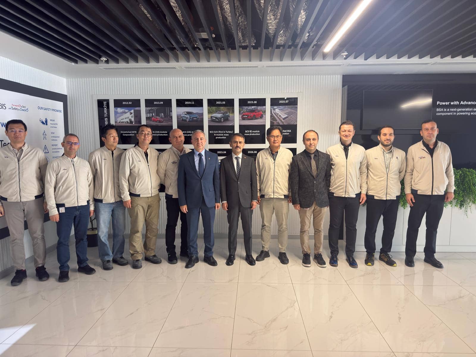 Vali İlhami Aktaş, Hyundai Mobis Otomotiv Fabrikasını Ziyaret Etti