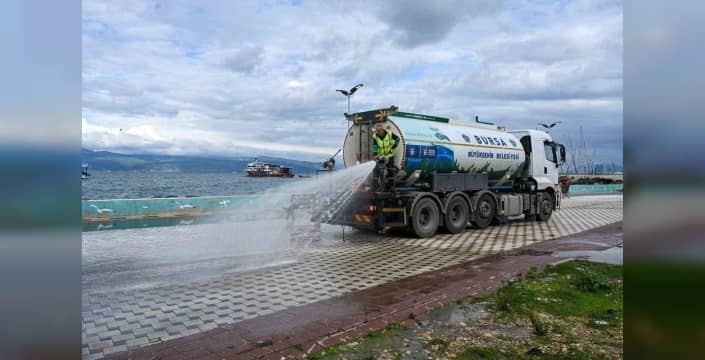Bursa'da yağmurun ardından sahiller temizlendi