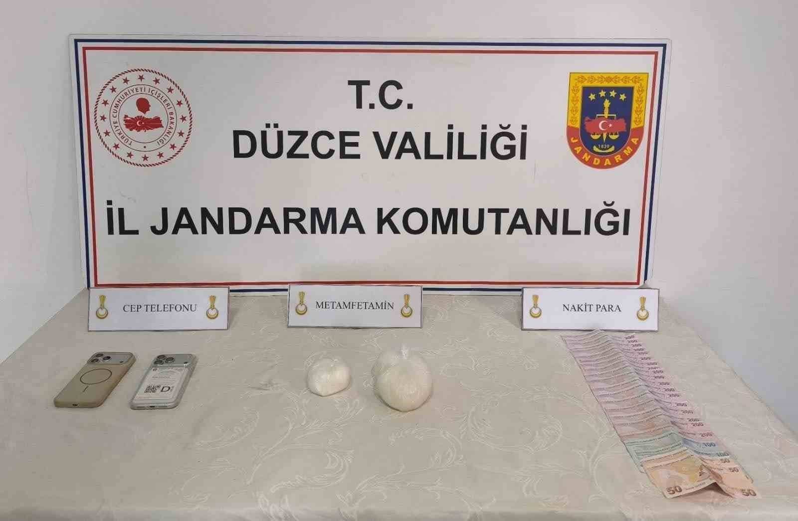 Düzce'de otomobilin gizli bölmesinde uyuşturucu ele geçirildi