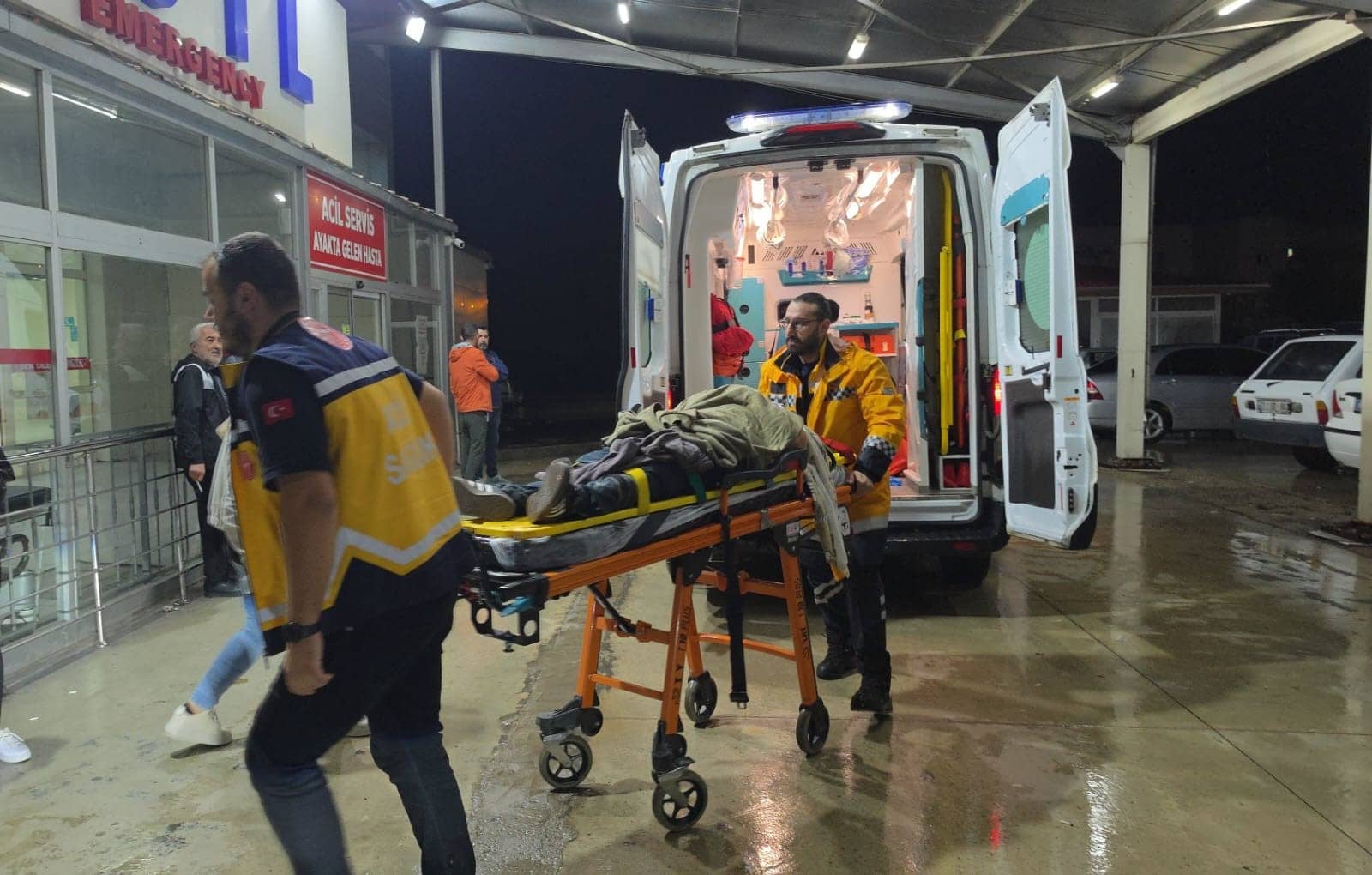 Adana'da uçuruma yuvarlanan otomobilin sürücüsü yaralandı