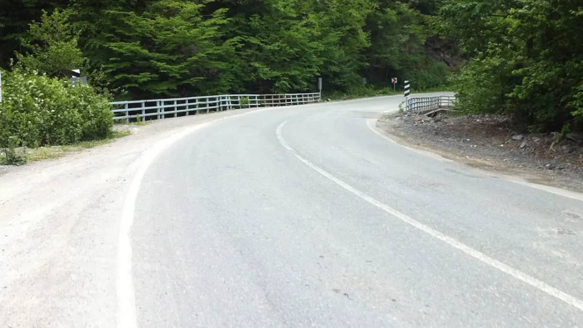 Artvin-Hopa yolunda sel hasarı çalışması: Ulaşım kontrollü