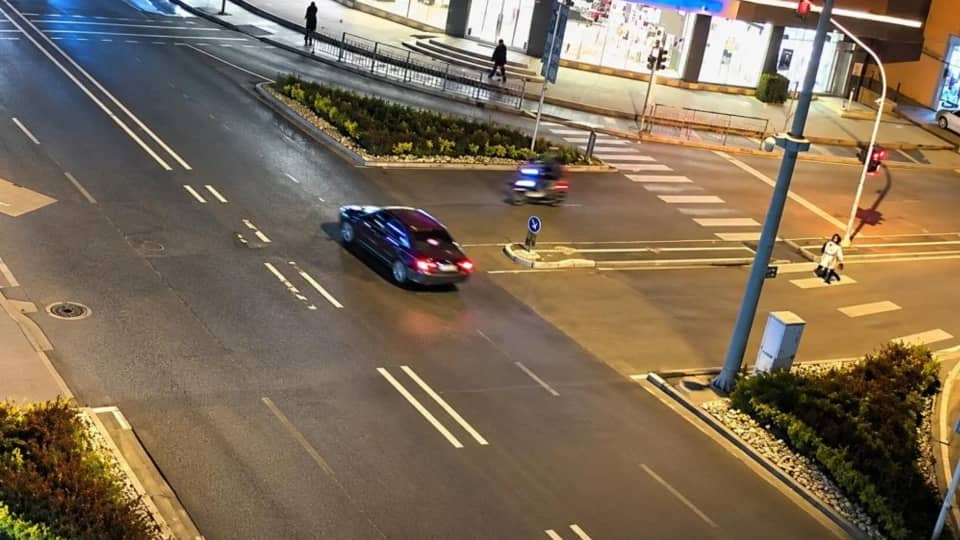 Düzce'de ilginç kaza kamerada: Çarptığı aracın camından içeri girdi