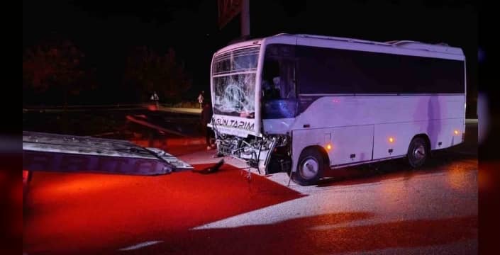 Isparta'da tarım işçilerini taşıyan midibüs tırla çarpıştı: 17 yaralı