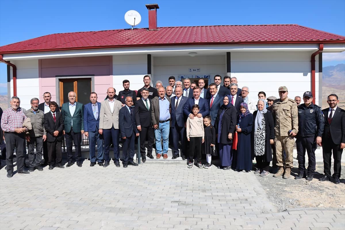 Erzincan'da kaya düşmesi riski nedeniyle taşınan konutlar hak sahiplerine verildi