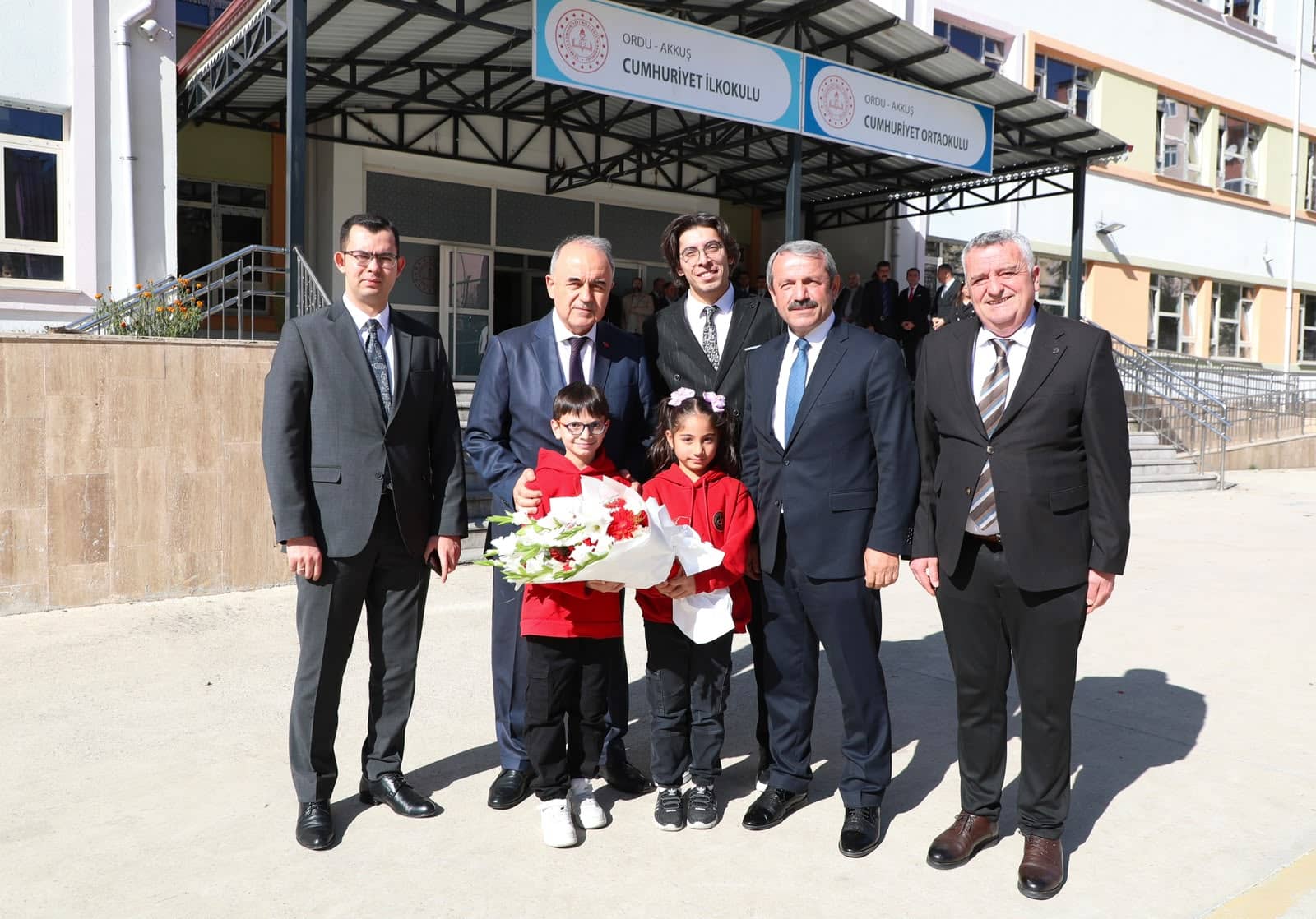 Akkuş'taki okula hayırseverlerden teknolojik ve sosyal alan