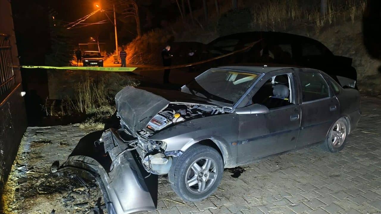 Aydın'da otomobil evin balkonuna çarptı: 1 yaralı