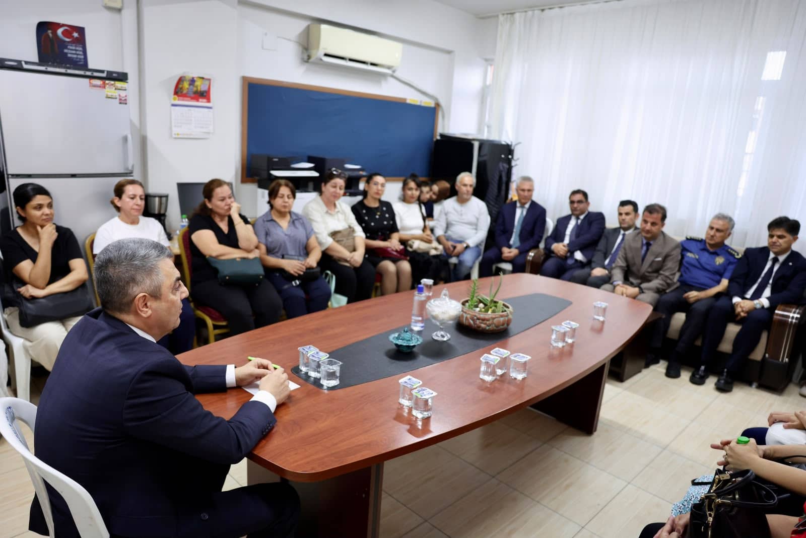 Mersin Valisi Atilla Toros, Akdeniz ilçesi Şevket Sümer Mahallesi’nde Bulunan Hatice Uluğ İlkokulunu Ziyaret Etti
