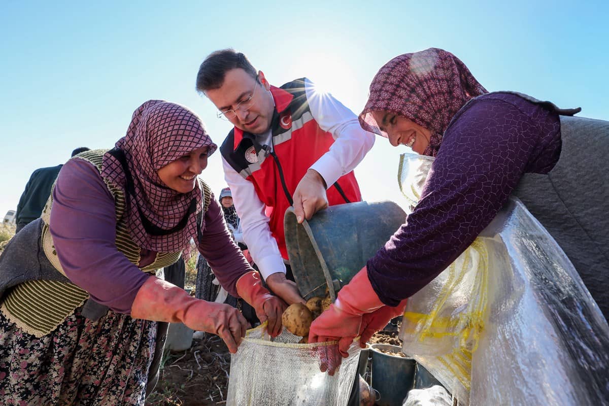Valimiz Sayın Nedim AKMEŞE Konaklı Beldesinde Yerli ve Milli Patates Hasadına Katıldı