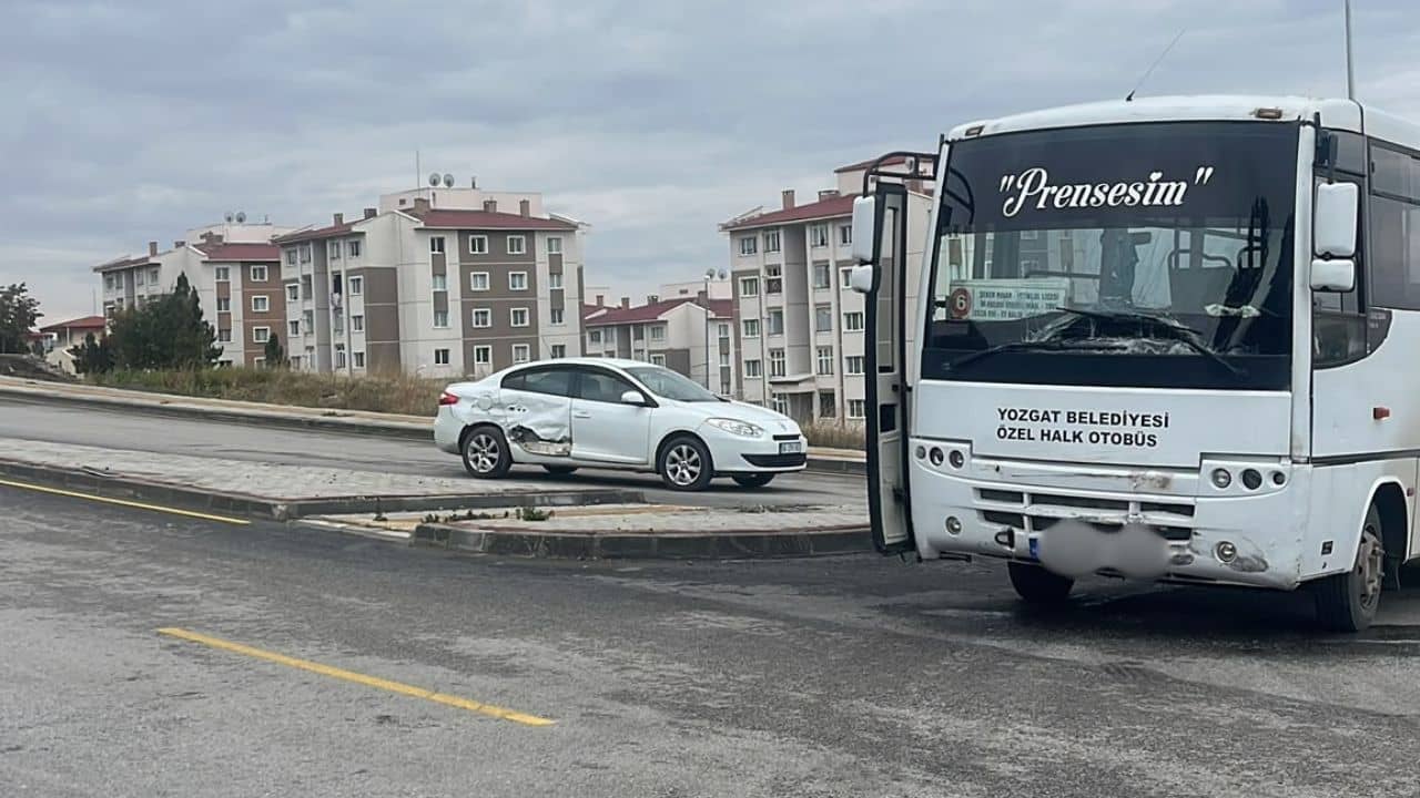 Yozgat'ta halk otobüsü ile otomobil çarpıştı