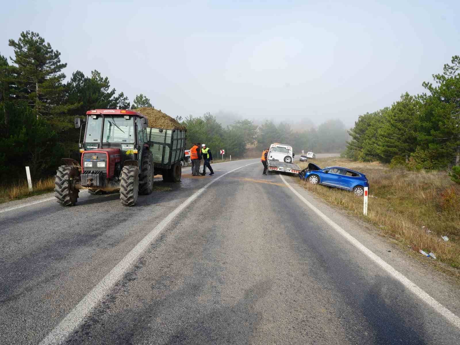 Kastamonu'da sis kazası: Traktöre çarpan otomobilin sürücüsü yaralandı