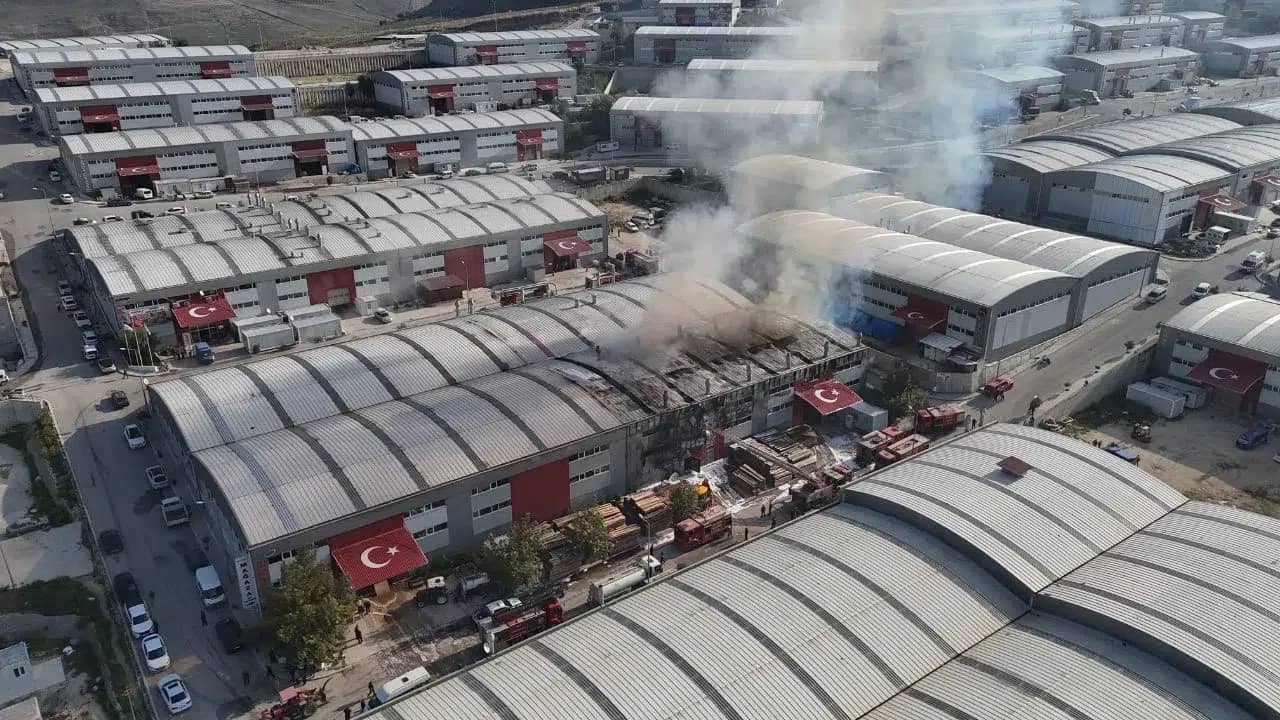 Hatay'da mobilya fabrikasında çıkan yangın söndürüldü