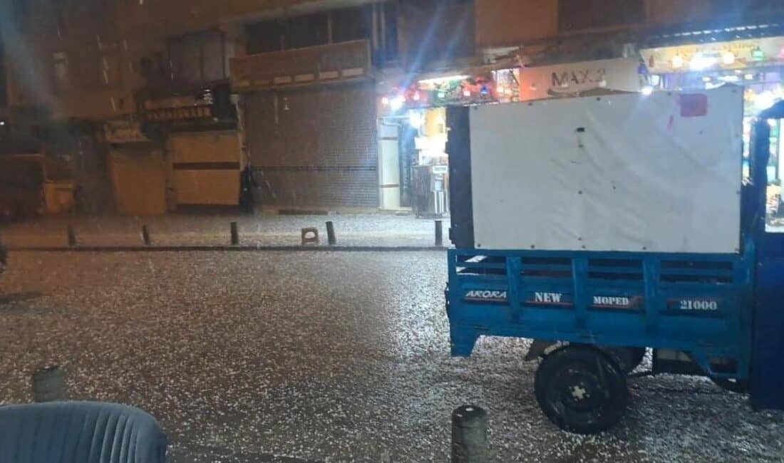 Kilis'te aniden bastıran dolu yağışı yolları beyaza bürüdü