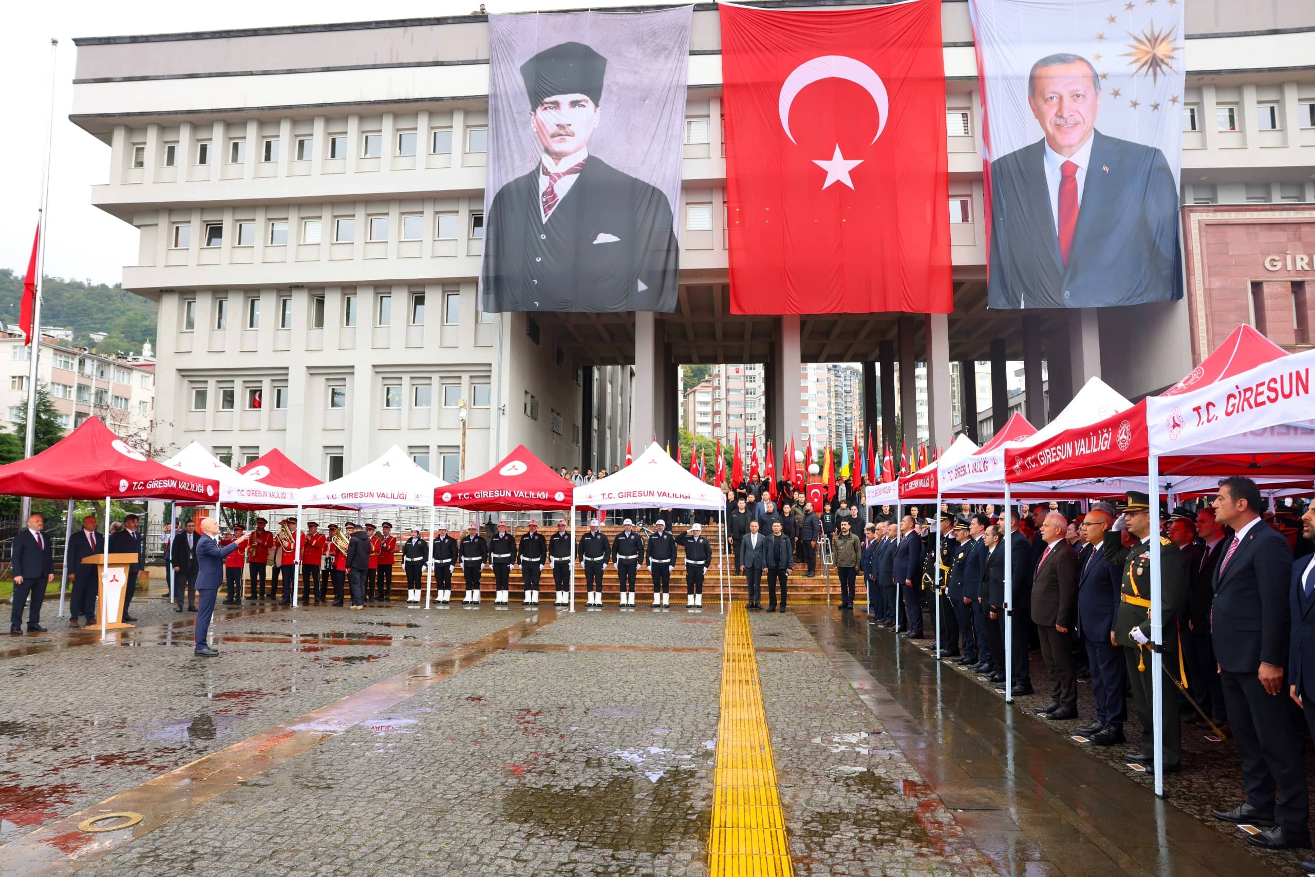 Giresun'da Cumhuriyet'in 103. yılı çelenkle kutlanmaya başladı