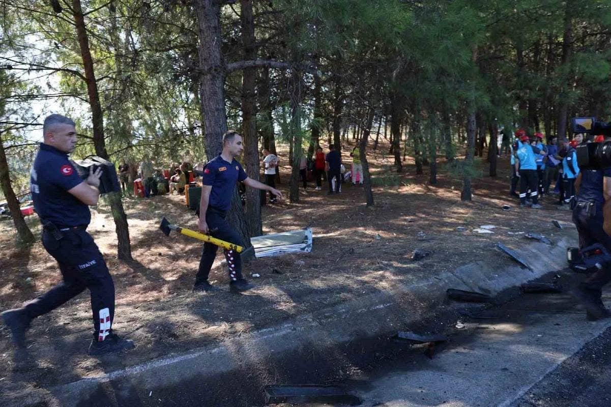 Aydın-İzmir otoyolunda kaza: İki kardeş hayatını kaybetti, 9 yaralı var