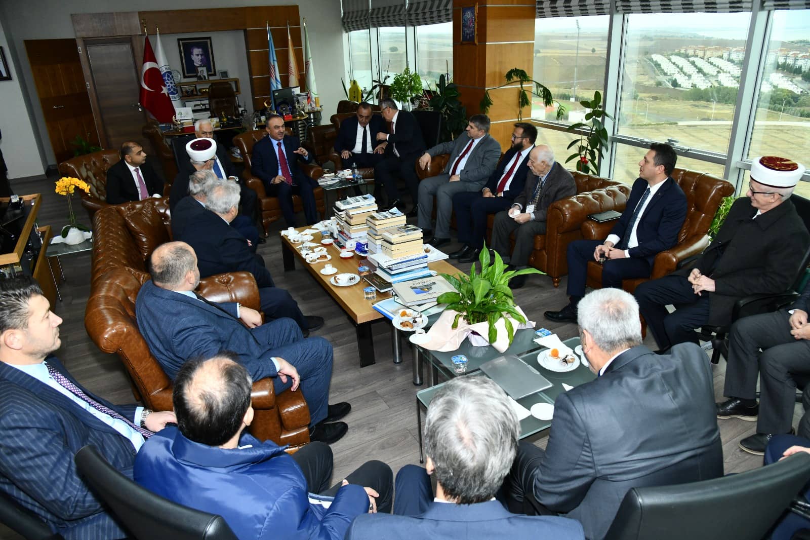 Vali Soytürk 3. Uluslararası Balkan Sempozyumu’nu Düzenleyen Akademisyenlerle Bir Araya Geldi