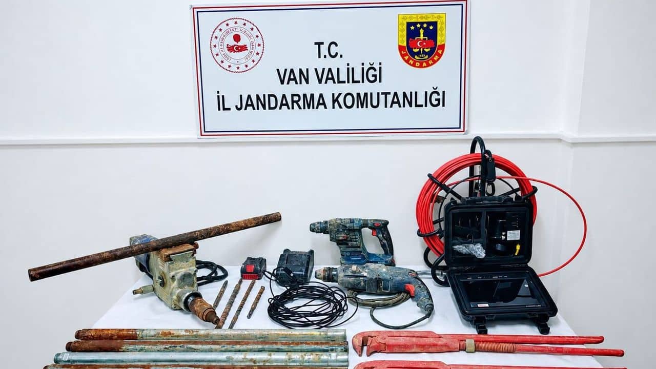 Van'da sit alanında kaçak kazı yapan iki şüpheli suçüstü yakalandı