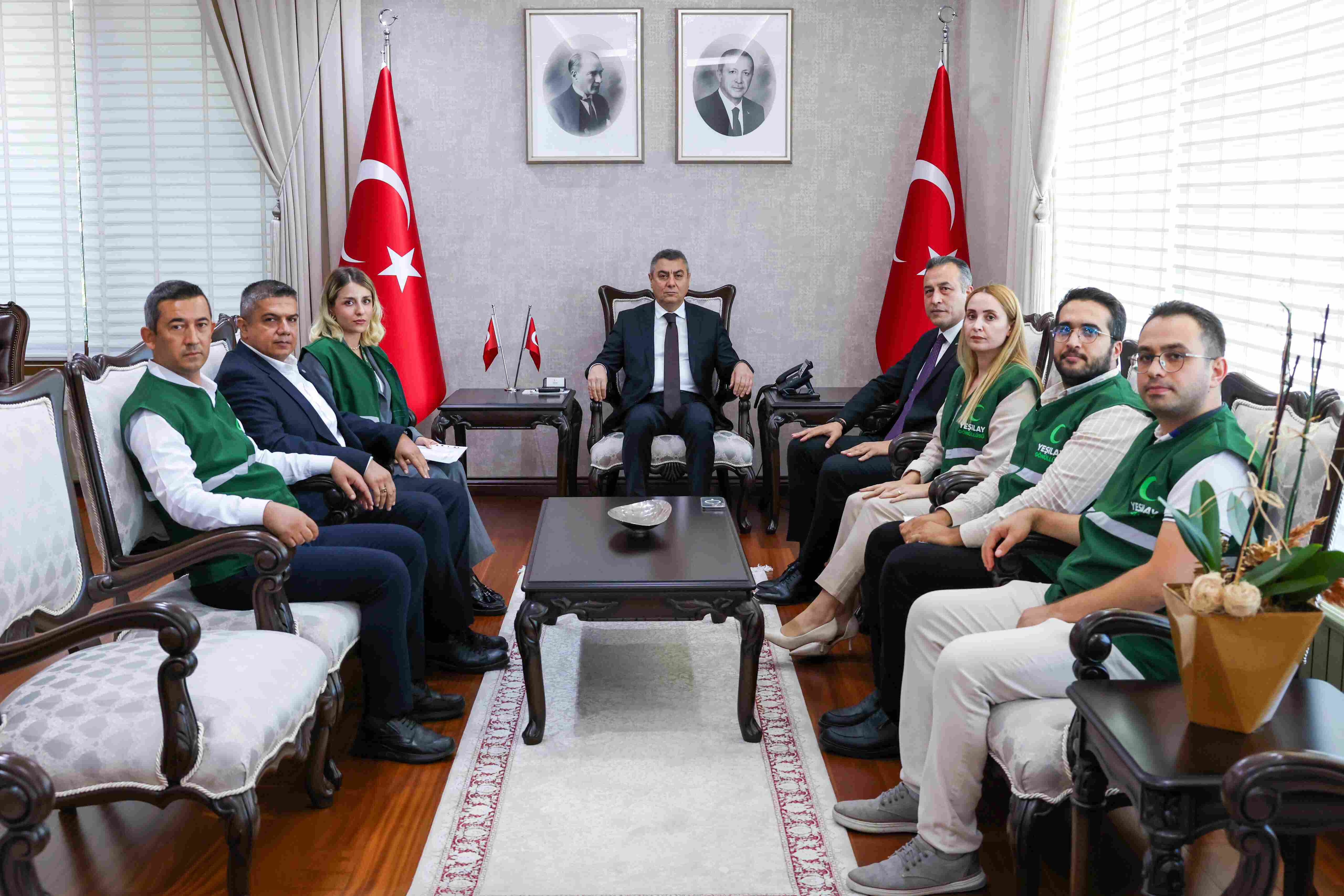 Mersin Valisi Atilla Toros, Ziyaretine Gelen Yeşilay Mersin Şube Başkanı Yavuz Akgül ve Beraberindeki Heyet ile Görüştü