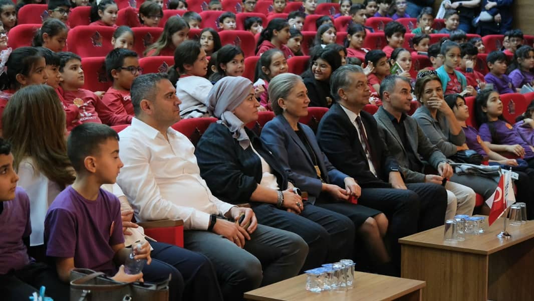 Nazilli'de ilkokul öğrencileri yazar Oya Doğan ile buluştu